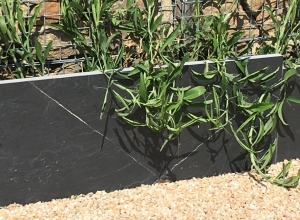 Embellissez votre entrée grâce à nos plaques de schiste et notre gravier quartz de Dordogne ! (2)